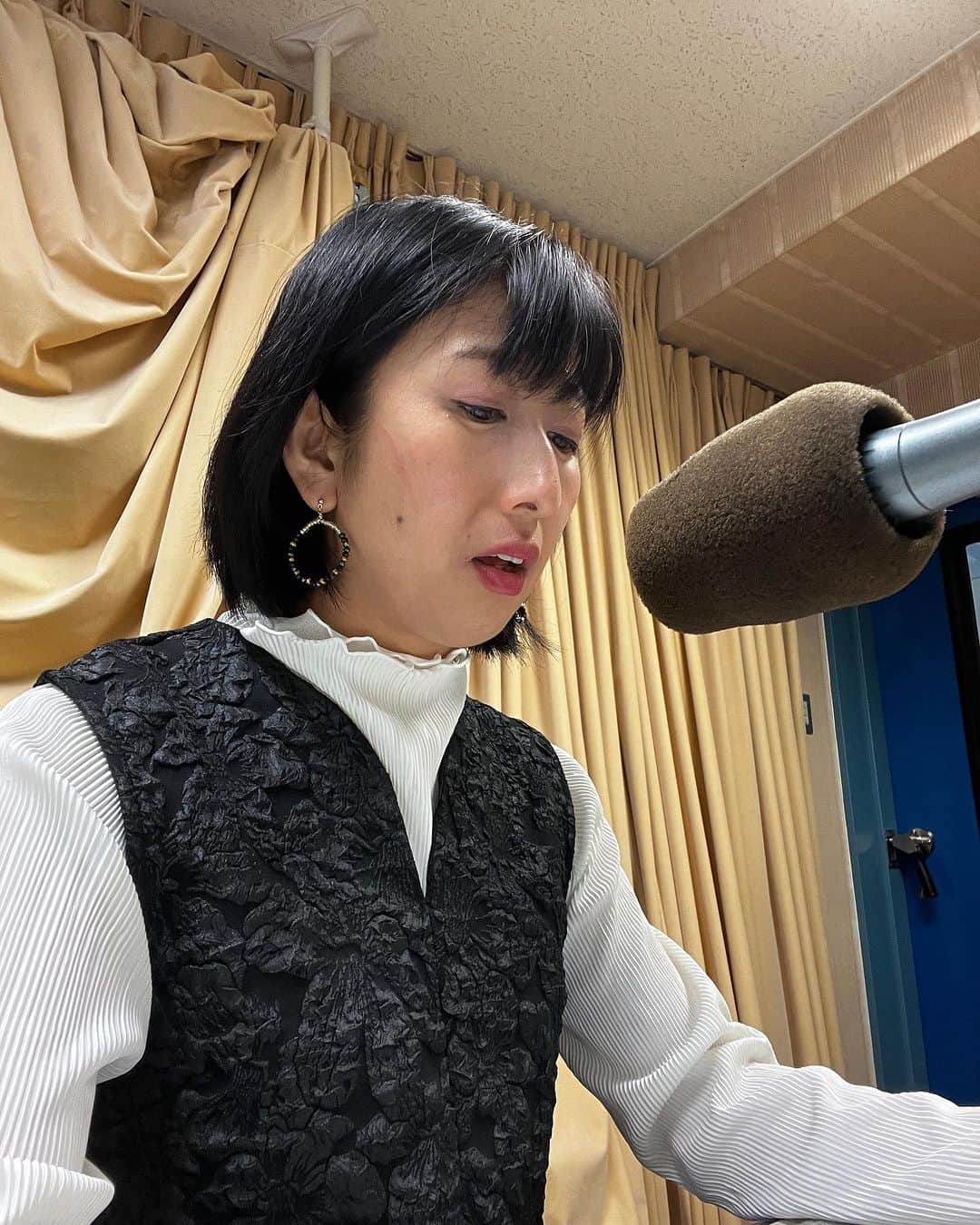 有働文子さんのインスタグラム写真 - (有働文子Instagram)「【（9/4）の #レディいば】  💁‍♀️テーマ 「職場での円滑な人間関係について」  ゲストは 、#特定非営利活動法人アサーティブジャパン 代表理事 森田汐生先生です👩‍🏫！  人間関係やコミュニケーションを改善していくためにの考え方を教えていただきます🙆‍♀️⭐️ 待望のテーーマは、必聴です😎  とりあえず、ゲストとのzoom写真がまだ間に合わないので、収録待機中の写真です📻  📪メッセージやお悩みも募集📪　 ✉lady@lucky-ibaraki.com Twitterは、📱#レディいば を付けて投稿  #レディいば #働く女性を応援 #働く女性 #ラジオ番組 #ダイバーシティ #働きやすい環境 #女性キャリア支援 #収録待機中」8月31日 18時32分 - udou_fumiko