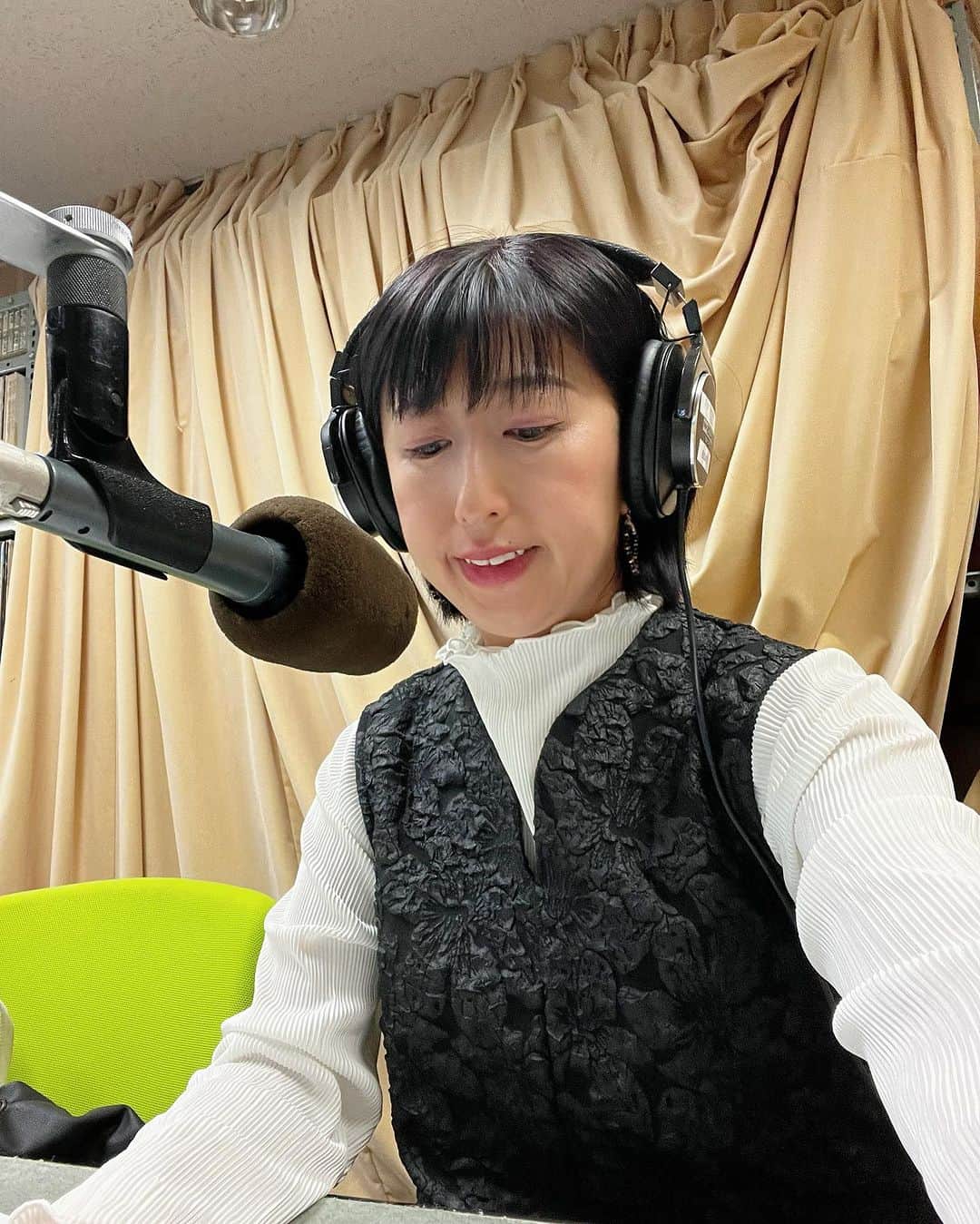有働文子さんのインスタグラム写真 - (有働文子Instagram)「【（9/4）の #レディいば】  💁‍♀️テーマ 「職場での円滑な人間関係について」  ゲストは 、#特定非営利活動法人アサーティブジャパン 代表理事 森田汐生先生です👩‍🏫！  人間関係やコミュニケーションを改善していくためにの考え方を教えていただきます🙆‍♀️⭐️ 待望のテーーマは、必聴です😎  とりあえず、ゲストとのzoom写真がまだ間に合わないので、収録待機中の写真です📻  📪メッセージやお悩みも募集📪　 ✉lady@lucky-ibaraki.com Twitterは、📱#レディいば を付けて投稿  #レディいば #働く女性を応援 #働く女性 #ラジオ番組 #ダイバーシティ #働きやすい環境 #女性キャリア支援 #収録待機中」8月31日 18時32分 - udou_fumiko