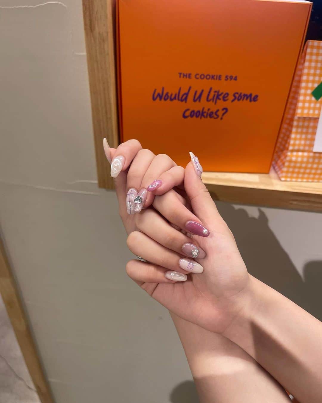 エブラヒミ椎菜のインスタグラム：「・ Perfect Pink Nails💗💜 可愛すぎるピンクネイルBarbieちゃんみたいでどこで撮っても映えなの〜  #titanail #チタネイル #ピンクネイル #韓国風ネイル #韓国ネイル #ワンホンネイル #中国ネイル #ネイルデザイン #instagram #instagood #instalike #ootd #좋아요그램 #좋아요반사 #좋아요테러 #좋반 #오오티디룩#いいね返し #단발머리 #미용실 #데일리룩 #머리스타그램 #좋아요폭탄 #팔로우미 #셀카 #셀끼꾼 #01년#01」