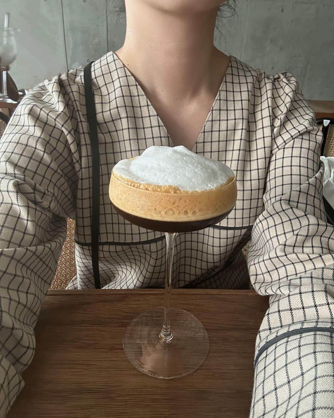 kannnaのインスタグラム：「東京出張の時は 楽可愛いワンピースで😗♪ このチェックが可愛いんや〜リアルバイです♡  生地しっかりしててVの開き具合も ほんまに良き🫰🏻」