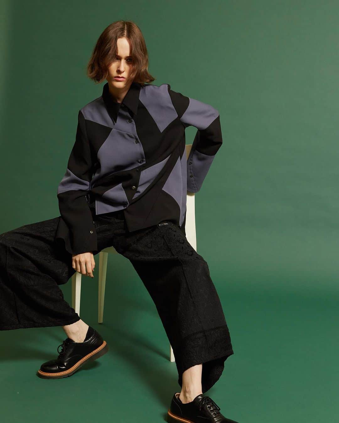 のインスタグラム：「FRAPBOIS  VERT COLLECTION   「大人気ない大人の服」をコンセプトに大人が着るリラックスしたデイリーウエアを提案するフラボアから、大人の女性に向けたアイテムを提案。 「モード」、「エレガント」、「クラシック」をキーに、高品質なラインナップ。  @frapbois_official  #frapbois #フラボア #フラボア女子 #フラボア男子  #フラボア中目黒 #nu茶屋町 #フラボア札幌  #ブラックコーデ #ケープコート #コートコーデ  #新作コーデ #デイリーウェア #大人カジュアルコーデ #きれいめコーデ  #モード系女子 #モノトーンコーデ #モード系ファッション #オケージョンコーデ」