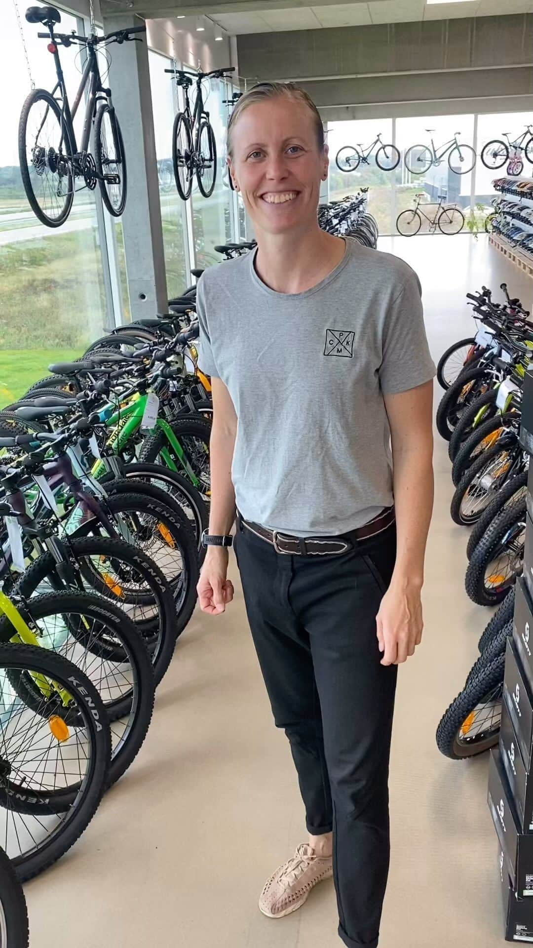 カミラ・リター・ユール & クリスティナ・ペデルセンのインスタグラム：「Reklame 🌟Nu har du chancen for at købe din drømmecykel🚲🇩🇰 @smartcykler.dk holder kæmpe fødselsdagsfest fredag, lørdag og søndag. 🌟20% på alle cykler*🌟 Også online!!   *gælder ikke ladcykler  #smartcykler #fødselsdag #kæmpefødselsdagsfest #smartcyklerdk」
