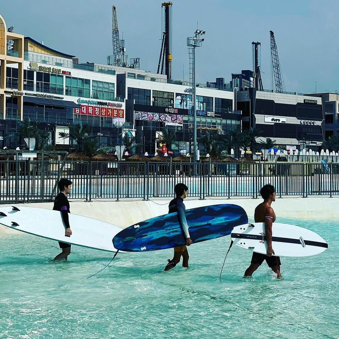 ヒョヌさんのインスタグラム写真 - (ヒョヌInstagram)「1명이 부족하다🚶🚶‍♀️🚶‍♂️ #비틀즈 #letitbe  #bro #🏄‍♂️」8月31日 18時47分 - hyunwoo0118