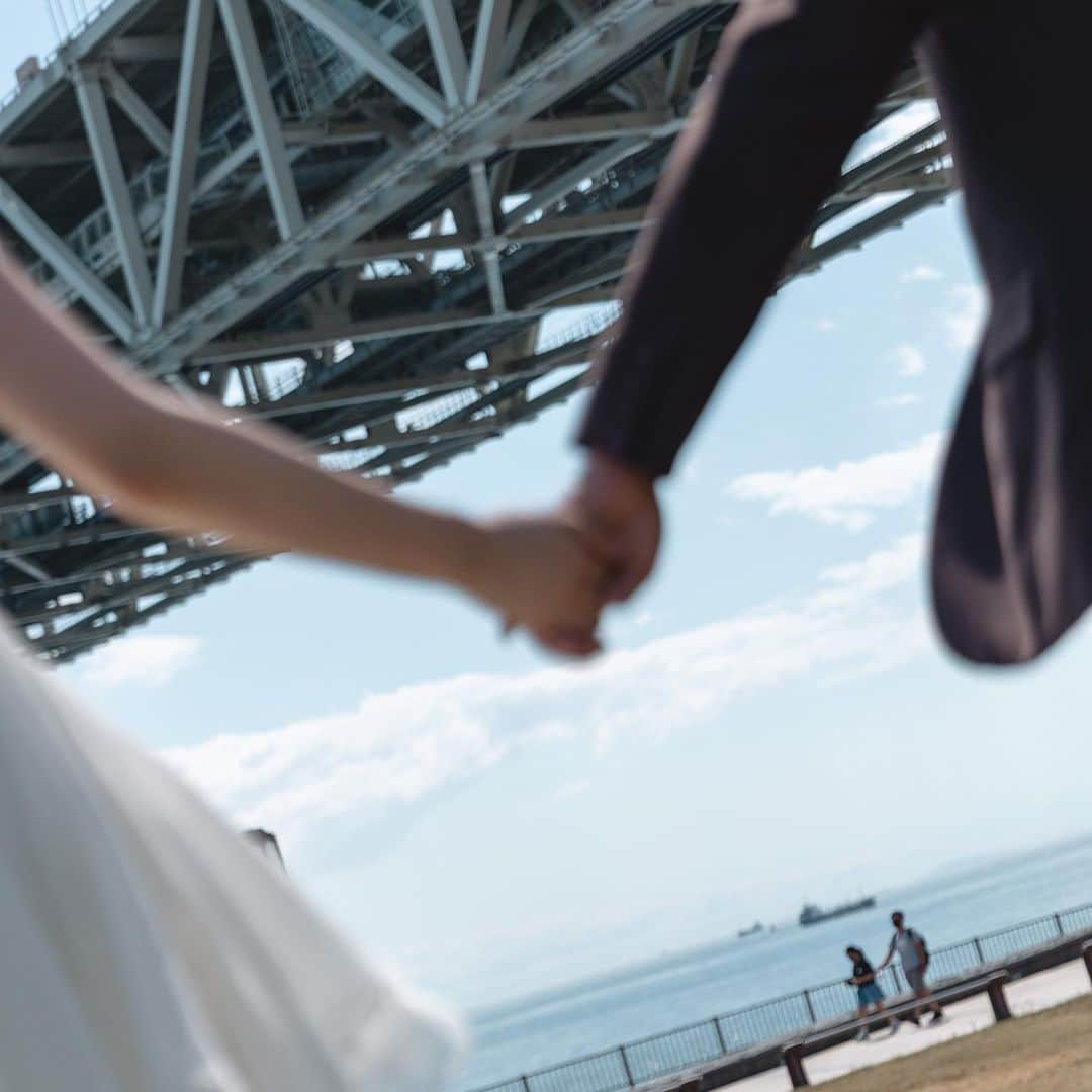 Studio TVB Kobeのインスタグラム：「舞子浜は10月おすすめ🌴  photographer : Shinji Suzuki hairmake : Arisa Sekimoto  @studiotvb_kobe @decollte_weddingphoto —————————————— #d_weddingphoto #舞子浜 #洋装ロケーション #日本中のプレ花嫁さんと繋がりたい #全国のプレ花嫁さんと繋がりたい #写真好きな人と繋がりたい #fineartwedding  #weddingphotoinspiration #ベロアリボン  #カラードレス  #ウェディングフォトグラファー #フォトウェディング #ナチュラルウェディング #関西プレ花嫁 #マタニティフォト #ウェディングフォト #myweddingday #撮る結婚式 #神戸花嫁 #instaweddings #スタジオtvb神戸 #神戸前撮り #フォトスタジオ #photogenic_jp #関西花嫁さんと繋がりたい #tokyocameraclub  #幸せな瞬間をもっと世界に #photography  #ウエディングドレス #エンゲージフォト」