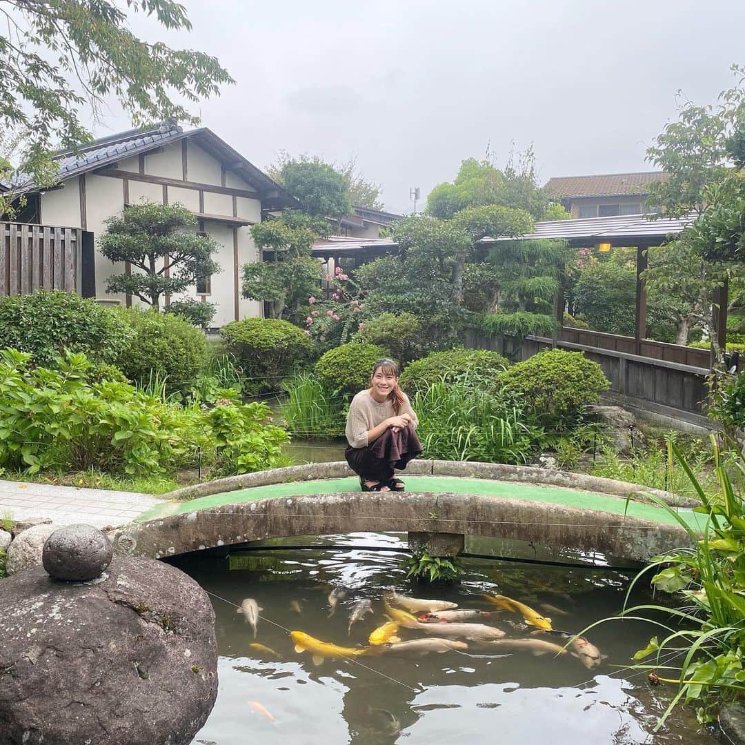 大田理裟さんのインスタグラム写真 - (大田理裟Instagram)「9月4日(月) 13:30~16:20 #日本温泉科学会 でゲスト講演します♨️ 場所は　周南市 学び•交流プラザです。 学会ですがこの日は一般公開、 そして観覧無料ですのでぜひ気軽にお越しください🫶🏻  写真は、湯野温泉 芳山園で母と温泉に入ったときの🥺！ 美肌の湯と言われているだけあって、 湯上がりの肌がスベスベになりました✨✨  #日本温泉科学会 #温泉 #湯野温泉 #芳山園」8月31日 18時40分 - ota_risa