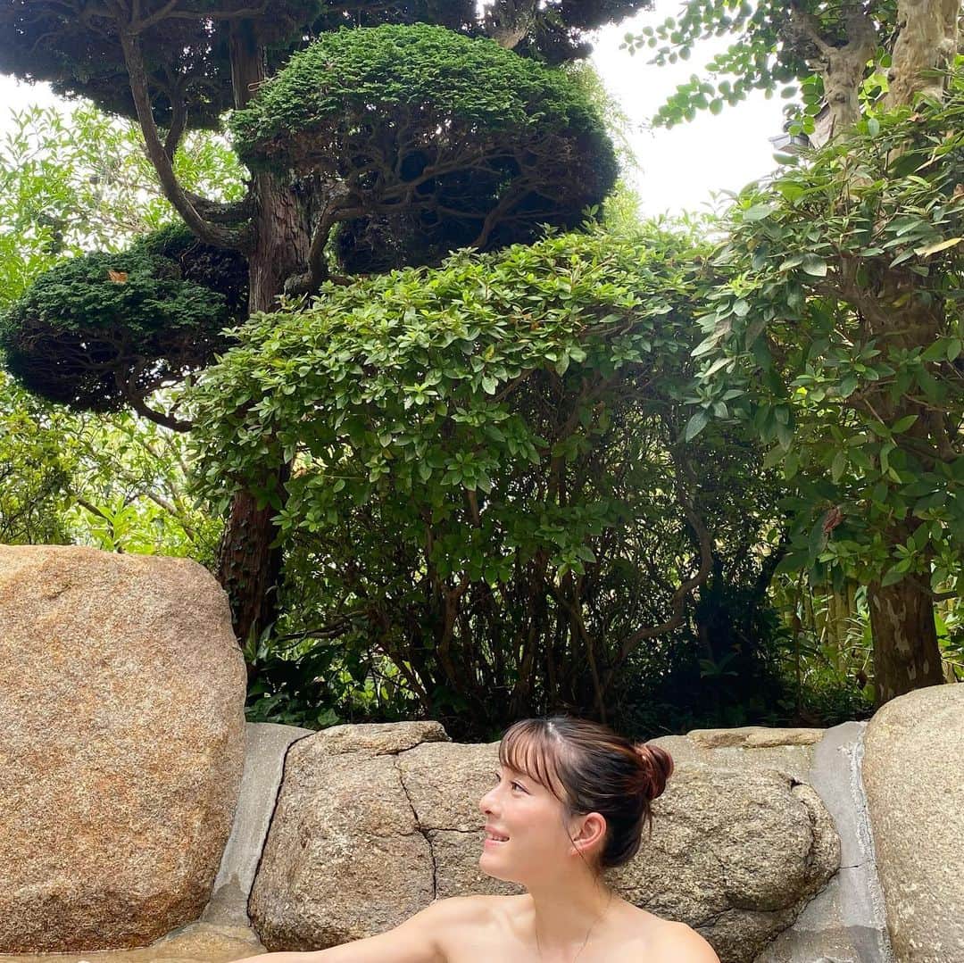 大田理裟さんのインスタグラム写真 - (大田理裟Instagram)「9月4日(月) 13:30~16:20 #日本温泉科学会 でゲスト講演します♨️ 場所は　周南市 学び•交流プラザです。 学会ですがこの日は一般公開、 そして観覧無料ですのでぜひ気軽にお越しください🫶🏻  写真は、湯野温泉 芳山園で母と温泉に入ったときの🥺！ 美肌の湯と言われているだけあって、 湯上がりの肌がスベスベになりました✨✨  #日本温泉科学会 #温泉 #湯野温泉 #芳山園」8月31日 18時40分 - ota_risa