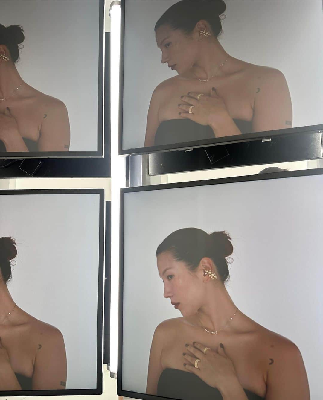 のインスタグラム：「@cartier @numerotokyo   💫 カルティエのジュエリー「クラッシュ　ドゥ カルティエ」新作モデルの発売を祝し、期間限定のポップアップが9/10まで六本木にて開催。  場所:カルティエ ブティック 六本木ヒルズ店およびウェストウォーク２階の特設会場にて  #ClashdeCartier #cartiertokyo #numerotokyo #PR」