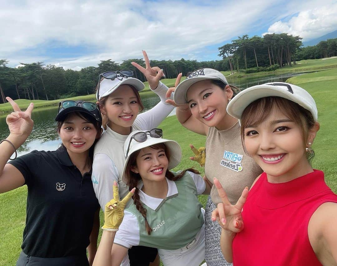 MINAMIのインスタグラム：「みんなでゴルフ楽しかったです🥰❤️ 夏休みの思い出🌻⛳️ .  #ゴルフ #ゴルフ女子 #ゴルフ男子 #スポーツ女子 # #golf #golfing #golfer #golfwear #ゴルフウェア #ゴルフコーデ #YouTube #골프 #골프여자 #高尔夫  #instagolf #ゴルフ好きな人と繋がりたい」