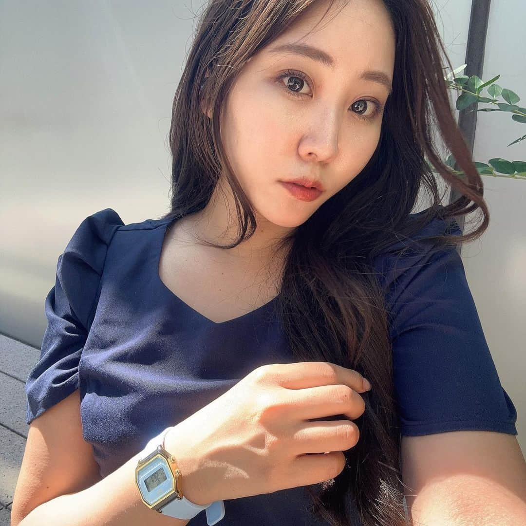 ルナさんのインスタグラム写真 - (ルナInstagram)「ICE digit retro ⌚️ @icewatch_japan   めちゃ可愛い腕時計をGET🫣 カラバリめっちゃ豊富で14色も！ 私は「 トランクウィルブルー 」にしたよ✨  存在感あるけどファッションとも 馴染みやすくて可愛い♡ あとかなり軽いのが嬉しい😆  ┈┈┈┈┈┈┈┈┈♡ #icewatch #アイスウォッチ #腕時計 #腕時計コーデ #腕時計好き #icewatchfans #omotesando」8月31日 18時42分 - runakumaa