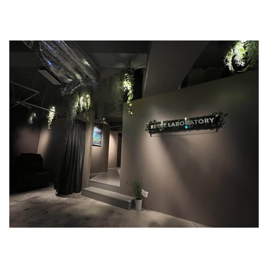 大竹ひとみさんのインスタグラム写真 - (大竹ひとみInstagram)「🧖‍♀️🌿.∘ . .  三軒茶屋にあるReset Laboratory (@resetlabo )さんに初めて行ってみました🫶🏻  なんとサウナ×ヘッドスパという素晴らしい体験ができる場所…  サ室広くて温度も高くて、もちろん個室なので誰にも邪魔されずととのいやすい😌  なによりその後のヘッドスパが気持ちよすぎて… 究極の癒し空間でした…すぐ寝落ちした…笑  これはリピートしたい！  . . .  #resetlaboratory  #リセラボ  #三軒茶屋 #サウナ #ヘッドスパ #サウナ女子  #サ活  #サ活女子 #サウナハット  #セルフロウリュ  #アロマ #あまみ  #発汗  #デトックス #サウナイキタイ  #サウナー  #サウナ好きな人と繋がりたい  #sauna  #saunatime  #saunalife  #saunaselfie  #private  #detox  #instagood  #instalike #followｍe  #🧖‍♀️」8月31日 21時00分 - iamhitomi_48