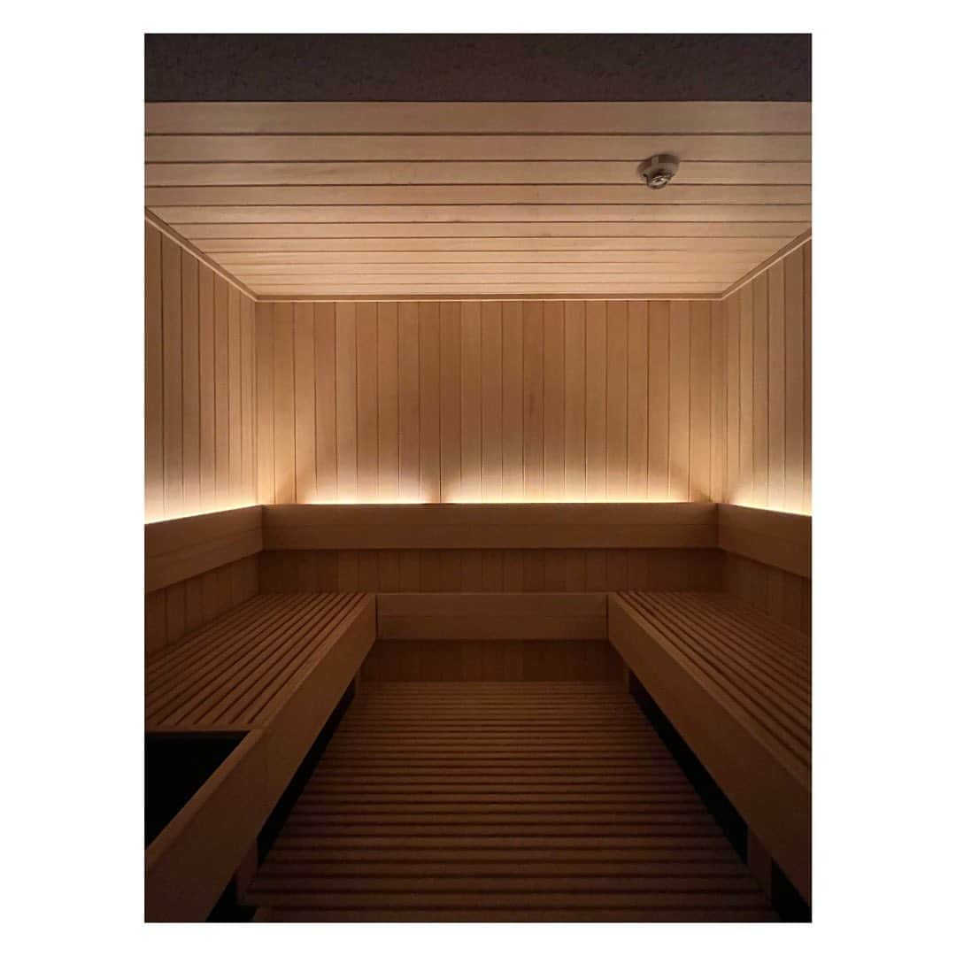 大竹ひとみさんのインスタグラム写真 - (大竹ひとみInstagram)「🧖‍♀️🌿.∘ . .  三軒茶屋にあるReset Laboratory (@resetlabo )さんに初めて行ってみました🫶🏻  なんとサウナ×ヘッドスパという素晴らしい体験ができる場所…  サ室広くて温度も高くて、もちろん個室なので誰にも邪魔されずととのいやすい😌  なによりその後のヘッドスパが気持ちよすぎて… 究極の癒し空間でした…すぐ寝落ちした…笑  これはリピートしたい！  . . .  #resetlaboratory  #リセラボ  #三軒茶屋 #サウナ #ヘッドスパ #サウナ女子  #サ活  #サ活女子 #サウナハット  #セルフロウリュ  #アロマ #あまみ  #発汗  #デトックス #サウナイキタイ  #サウナー  #サウナ好きな人と繋がりたい  #sauna  #saunatime  #saunalife  #saunaselfie  #private  #detox  #instagood  #instalike #followｍe  #🧖‍♀️」8月31日 21時00分 - iamhitomi_48