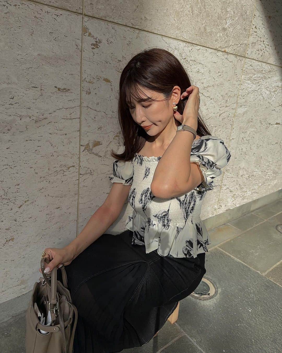 l.lily1013さんのインスタグラム写真 - (l.lily1013Instagram)「パフスリーブが可愛いトップスが主役！  @shein_japan のだよー✨ クーポン今日までだったので貼っときます！  コード名：TGC23BKO 有効期限：2023/06/01~2023/08/31 割引率：0〜5999円 15%オフ，6,000円以上20%オフ  今日は朝からジャニショ行って、 廉くんほぼ全買いして、 展示会巡りして、合間にエステ！！ 最後に仕事の面接もして、 バタバタで疲れた〜💦  帰宅したけど、これからまた事務作業しますー😅  母ちゃんは家事という仕事もあるしねー🥺大変だ！  tops @shein_japan  bottoms @lagunamoon_com   #きれいめカジュアル #shein購入品 #sheinコーデ #カジュアルコーデ#夏コーデ#モノトーンコーデ#shein #プチプラコーデ#シンプルコーデ#ママコーデ」8月31日 18時43分 - l.lily1013