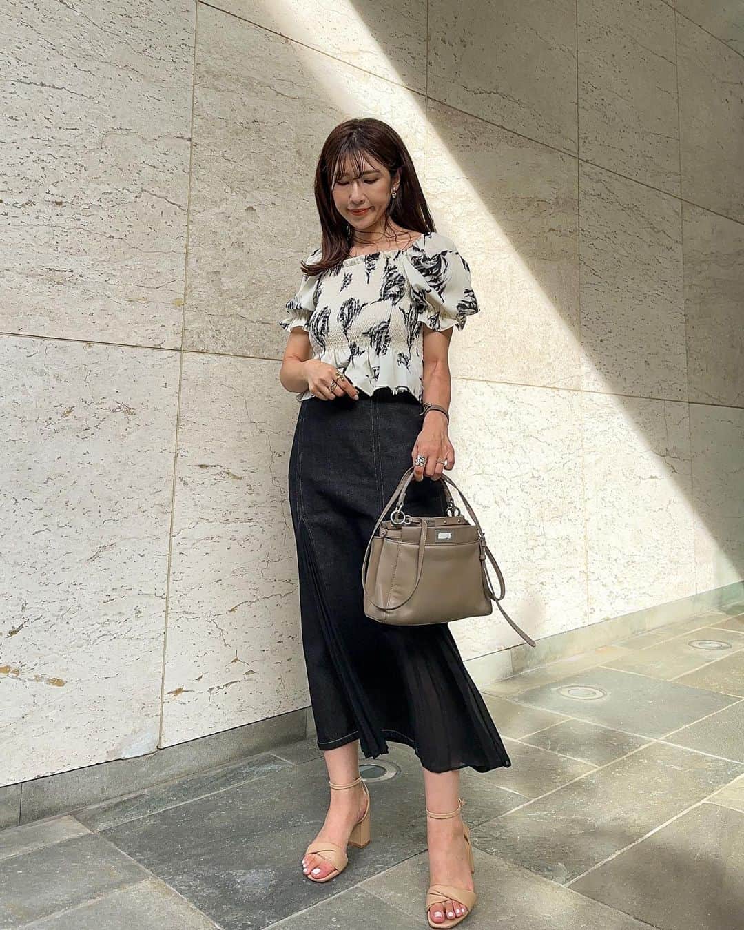 l.lily1013さんのインスタグラム写真 - (l.lily1013Instagram)「パフスリーブが可愛いトップスが主役！  @shein_japan のだよー✨ クーポン今日までだったので貼っときます！  コード名：TGC23BKO 有効期限：2023/06/01~2023/08/31 割引率：0〜5999円 15%オフ，6,000円以上20%オフ  今日は朝からジャニショ行って、 廉くんほぼ全買いして、 展示会巡りして、合間にエステ！！ 最後に仕事の面接もして、 バタバタで疲れた〜💦  帰宅したけど、これからまた事務作業しますー😅  母ちゃんは家事という仕事もあるしねー🥺大変だ！  tops @shein_japan  bottoms @lagunamoon_com   #きれいめカジュアル #shein購入品 #sheinコーデ #カジュアルコーデ#夏コーデ#モノトーンコーデ#shein #プチプラコーデ#シンプルコーデ#ママコーデ」8月31日 18時43分 - l.lily1013