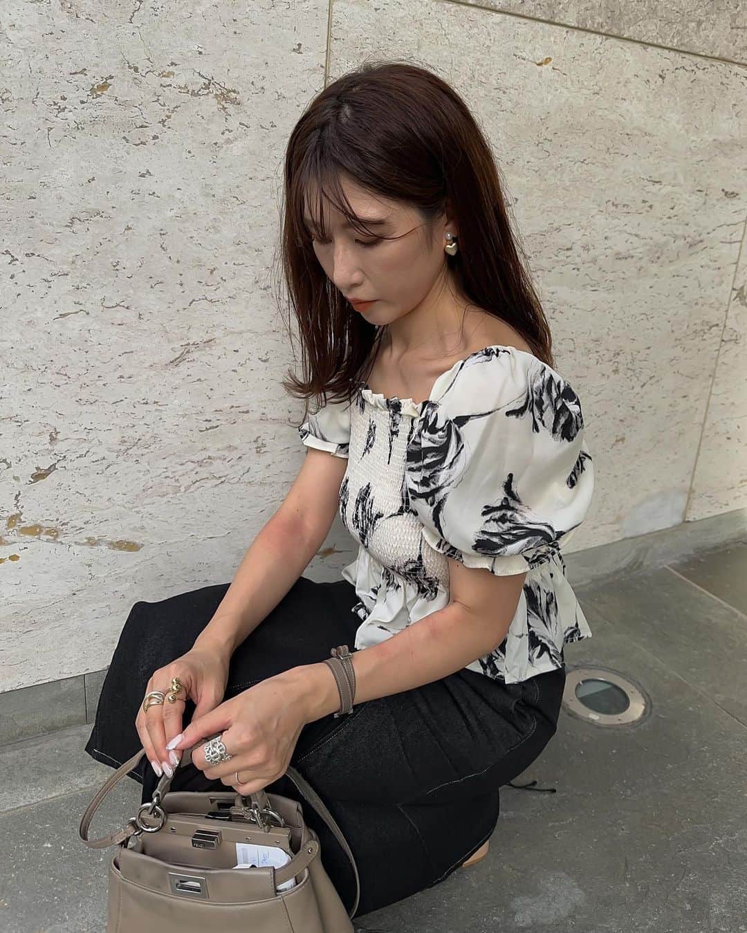 l.lily1013さんのインスタグラム写真 - (l.lily1013Instagram)「パフスリーブが可愛いトップスが主役！  @shein_japan のだよー✨ クーポン今日までだったので貼っときます！  コード名：TGC23BKO 有効期限：2023/06/01~2023/08/31 割引率：0〜5999円 15%オフ，6,000円以上20%オフ  今日は朝からジャニショ行って、 廉くんほぼ全買いして、 展示会巡りして、合間にエステ！！ 最後に仕事の面接もして、 バタバタで疲れた〜💦  帰宅したけど、これからまた事務作業しますー😅  母ちゃんは家事という仕事もあるしねー🥺大変だ！  tops @shein_japan  bottoms @lagunamoon_com   #きれいめカジュアル #shein購入品 #sheinコーデ #カジュアルコーデ#夏コーデ#モノトーンコーデ#shein #プチプラコーデ#シンプルコーデ#ママコーデ」8月31日 18時43分 - l.lily1013
