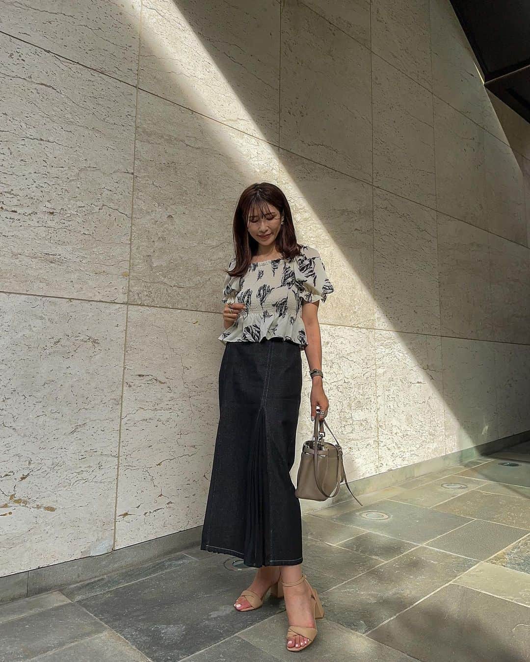 l.lily1013さんのインスタグラム写真 - (l.lily1013Instagram)「パフスリーブが可愛いトップスが主役！  @shein_japan のだよー✨ クーポン今日までだったので貼っときます！  コード名：TGC23BKO 有効期限：2023/06/01~2023/08/31 割引率：0〜5999円 15%オフ，6,000円以上20%オフ  今日は朝からジャニショ行って、 廉くんほぼ全買いして、 展示会巡りして、合間にエステ！！ 最後に仕事の面接もして、 バタバタで疲れた〜💦  帰宅したけど、これからまた事務作業しますー😅  母ちゃんは家事という仕事もあるしねー🥺大変だ！  tops @shein_japan  bottoms @lagunamoon_com   #きれいめカジュアル #shein購入品 #sheinコーデ #カジュアルコーデ#夏コーデ#モノトーンコーデ#shein #プチプラコーデ#シンプルコーデ#ママコーデ」8月31日 18時43分 - l.lily1013