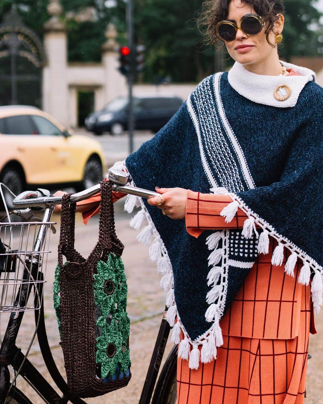 マリメッコのインスタグラム：「Copenhagen streetstyle at its best 💕 @simonenoa wearing our knitted Tiiliskivi set from our pre-fall ‘23 collection.  Captured by Julia Spicer, @jspic3  Explore the knitted set at marimekko.com. #marimekko」