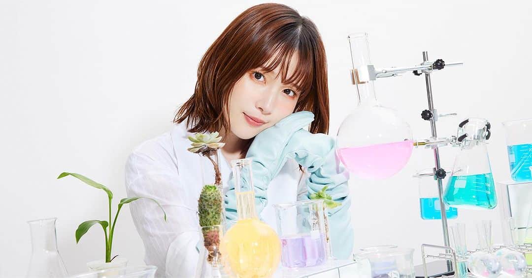 のインスタグラム：「【Live Tour 2023 Happy Research! –HIKARI-.】  ツアーパンフレットの撮影をしました📸  白衣風の衣装に身を包んだ真礼さん🥼🧪🧫🌡️  いよいよ9/3から真礼さんのツアー2023が始まります🏃‍♀️✨✨✨  よろしくお願いします❕  #内田真礼 #Maaya #maayauchida  #ツアー #パンフレット #サムスポイント #スタイリスト #SAMUKASHIWAGI #柏木作夢」