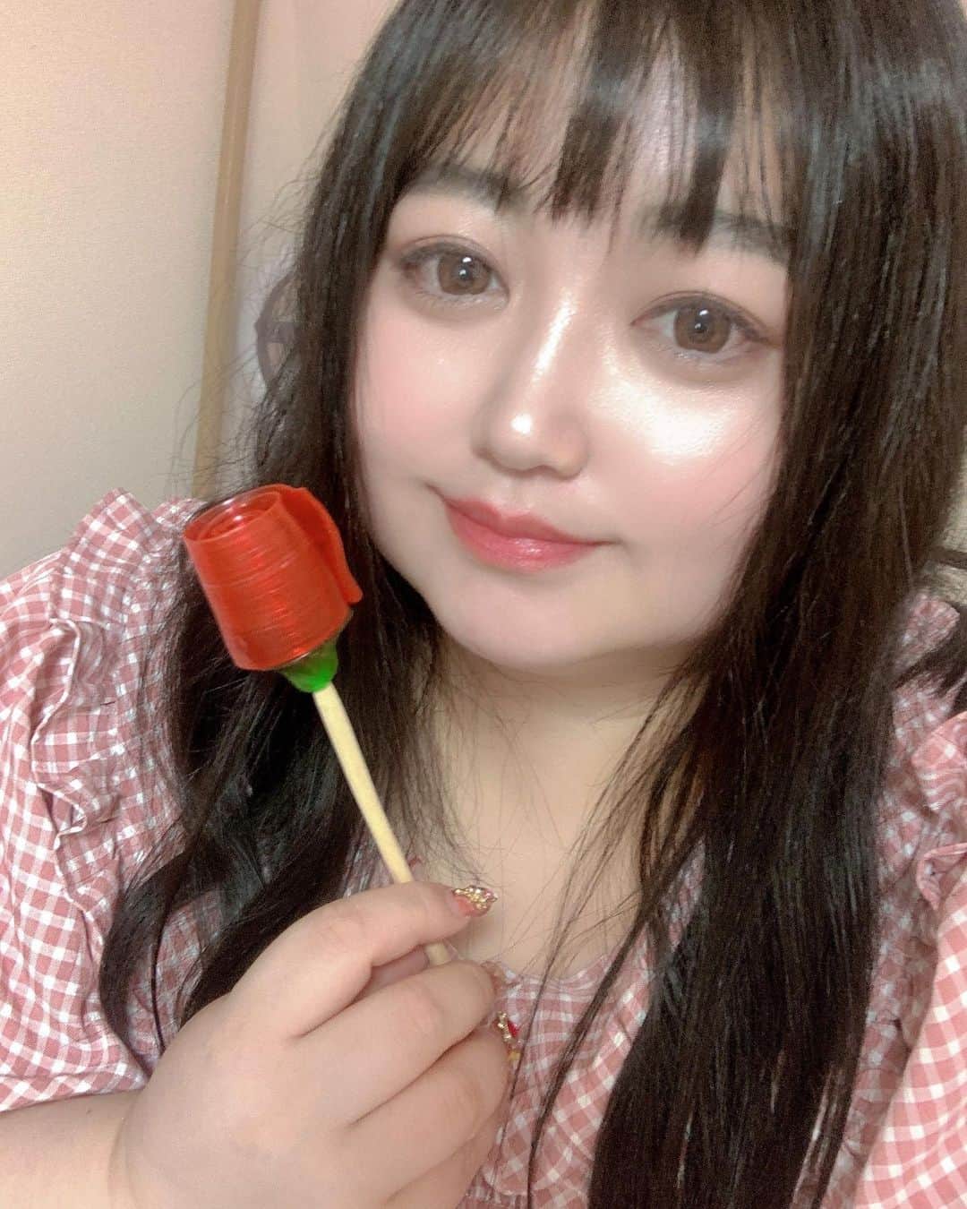 えみっくすのインスタグラム：「この間いつもお世話になってるアンリミットさんでハーブピーリングしてきた💚少し痛いとかピリピリするとか聞いててドキドキしたけど、わたしは全然大丈夫だった🥹🫶🏻アンリミットさんで乳酸菌ピーリングや炭酸パックしてきて、どれも満足してきたけど、今回のハーブピーリングが1番今のわたしの毛穴やニキビ跡の悩みに良かったかも🎶  手に持ってるのはこの間よくイベントとかに来てくれるひとが誕生日プレゼントにくれた飴ちゃん～🌹かわいい～🍬🍭  @unelimit_manaka  @unelimit_official   #アンリミット #クリスティーナ #ハーブピーリング #カーボキシー #ハリウッドブロウリフト #血流からアプローチ  #ぽっちゃり #ぽっちゃり女子 #ぽっちゃり #ぽっちゃりさんと繋がりたい #ぽっちゃり大人女子 #ぽっちゃりモデル #ぽっちゃり女子と繋がりたい #プラスサイズ #plussize #curvy #curvygirl #肌管理 #肌ケア #美肌 #美肌ケア #美容 #美容好きな人と繋がりたい #ミスiD2022  #통통녀코디  #통통하다  #통통  #beauty  #肌管理サロン  #中目黒  #綺麗になりたい」