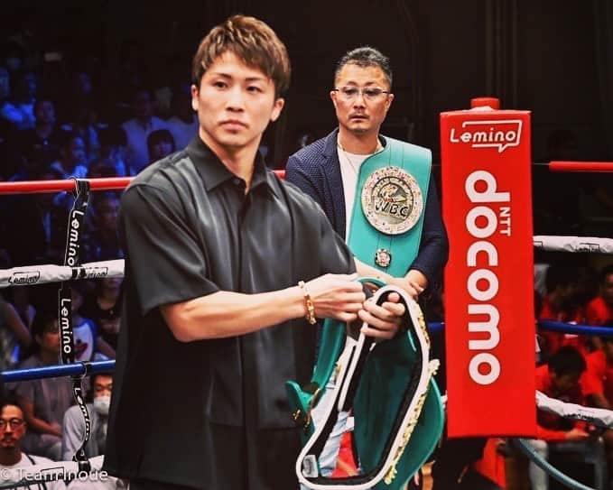 井上尚弥のインスタグラム：「最高の親孝行が出来ました🙌🏻🙌🏻 WBCからトレーナーへの特別ベルトが贈呈されました。  #真吾さん顔怖いけど大丈夫実は優しいから」