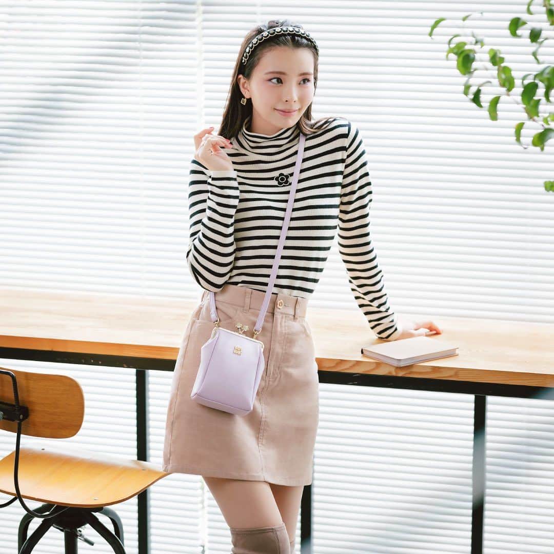MARY QUANT officialのインスタグラム：「- BAG collection MARY QUANT feat. Kawaguchi Yurina コーデのワンポイントになるデザインから どんなファッションにもマッチする シンプルなものまで MARY QUANTこだわりのバッグで いつものコーディネートを彩って 今日はどのバッグとお出かけする？ - #サガラデイジータートルニットプルオーバー #ロゴパッチデイジーボタンミニスカート #メタルスクエアフレームリング #メタルスクエアフレームピアス ※スタイリスト私物のイヤリングコンバータ使用 - #メタルツインデイジーガマ口ショルダー 8月下旬より順次展開予定　 オンラインショップは9月上旬展開予定 #デイジーリボンテープカチューシャ 9月上旬より順次展開予定 - MODEL:@kawaguchi_yurina_official - 9/3 (Sun)まで！ オンラインショップ限定 #クレンジングリキッド (ミニボトル)プレゼント中！ 期間中1回のお買いものに限り クリアランス商品を除き税込5,500円以上 ご注文いただいたお客様に 「クレンジングリキッド」のミニボトル(15mL)を プレゼント！ - #MARYQUANT #2023AUTUMN #NEWITEMS #FASHION - #マリークヮント #バッグ #ショルダーバッグ  #タートルニット #ミニスカート #カチューシャ #秋コーデ」