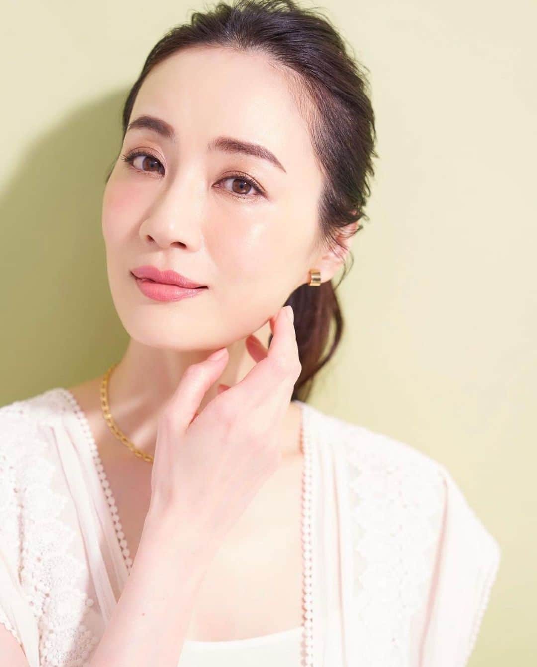 樹神のインスタグラム：「【OZIO】  初めてお仕事させていただいたOZIO化粧品さん。 あたたかい雰囲気で楽しく撮影していただけて本当に感謝申し上げます！ スタッフさんのホーム感♡  @ozio_official   撮影　内山功史 ヘア&メイク　@hanzawa_hairmake  スタイリスト　@a.ishiiiii  文　@hitomi_twinsmom  モデル　@kotamaofficial」