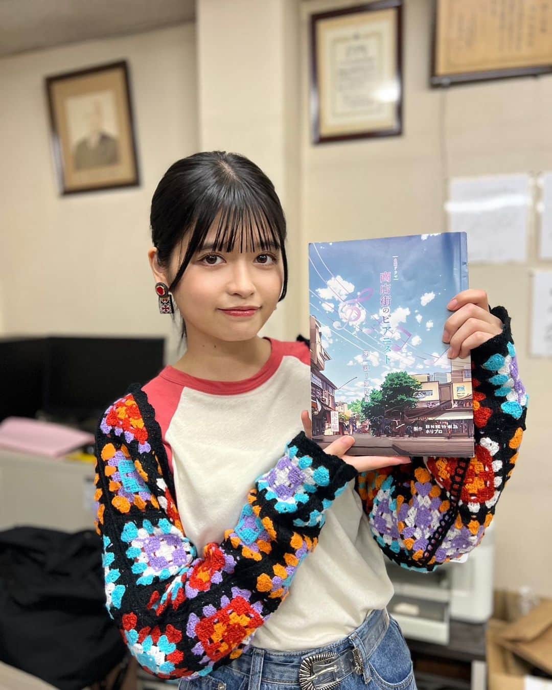 景井ひなのインスタグラム：「_ 2023年10月7日（土）23:00放送スタート BS松竹東急「商店街のピアニスト 永遠の調べ」 にパティシエ見習いの片岡美歩役として 出演させて頂きます。 . 商店街にある１台のストリートピアノから 繰り広げられるハートウォーミングストーリー 私演じる美歩ちゃんは常に明るく笑顔が溢れている子です。 美歩ちゃんが出ているシーンは 少しクスッと笑える部分が多いかもです、お楽しみに。笑 . 是非、沢山の方に観て頂けると嬉しいです☺︎」