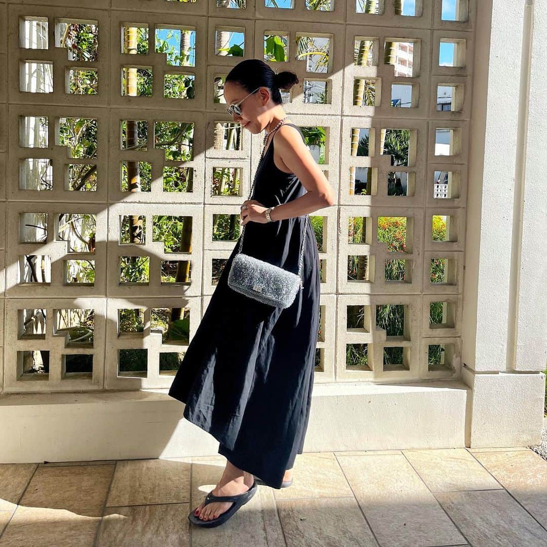 のインスタグラム：「旅行のお供に持ってきたアンテプリマのキラキラバッグ。お仕事で記事を書かせていただいたことも何度かあるのですが、毎回、時代や流行に左右されない唯一無二の可愛さとデザインの進化が流石だなと思っていました。 こちらのチェーンバッグは、アクセサリーのような存在感で斜めがけするだけでシンプルコーデをちょっと華やかに見せてくれます✨このブルーグレーシルバーの色合いも、大人っぽくて上品で良い感じ☺️🩵  #anteprima  #アンテプリマ  #anteprima_cd  #pr」