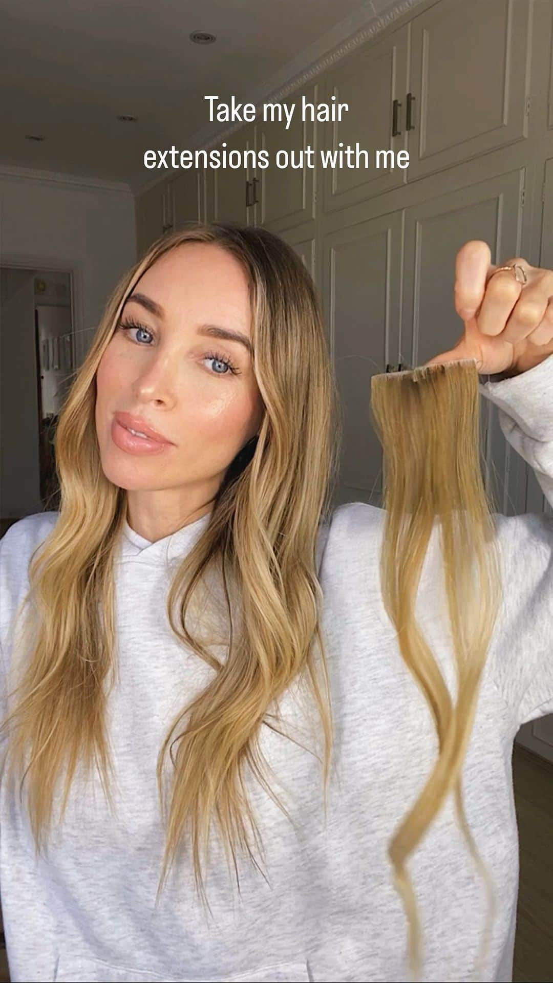 ローレン・ポープのインスタグラム：「TAKE OUT MY HAIR EXTENSIONS WITH ME! 💁🏼‍♀️  ad/It’s about that time when the tapes need to come out and go back in again 🕰️ I love tape extensions, they are the best fit for me, discreet and lay super flat so aren’t visible through my thin hair at the roots and they give that added volume without looking like I’m even wearing hair extensions 🙌🏻 Isn’t it mad what a difference just a few tapes can make!   Tapes from @hairrehablondon」