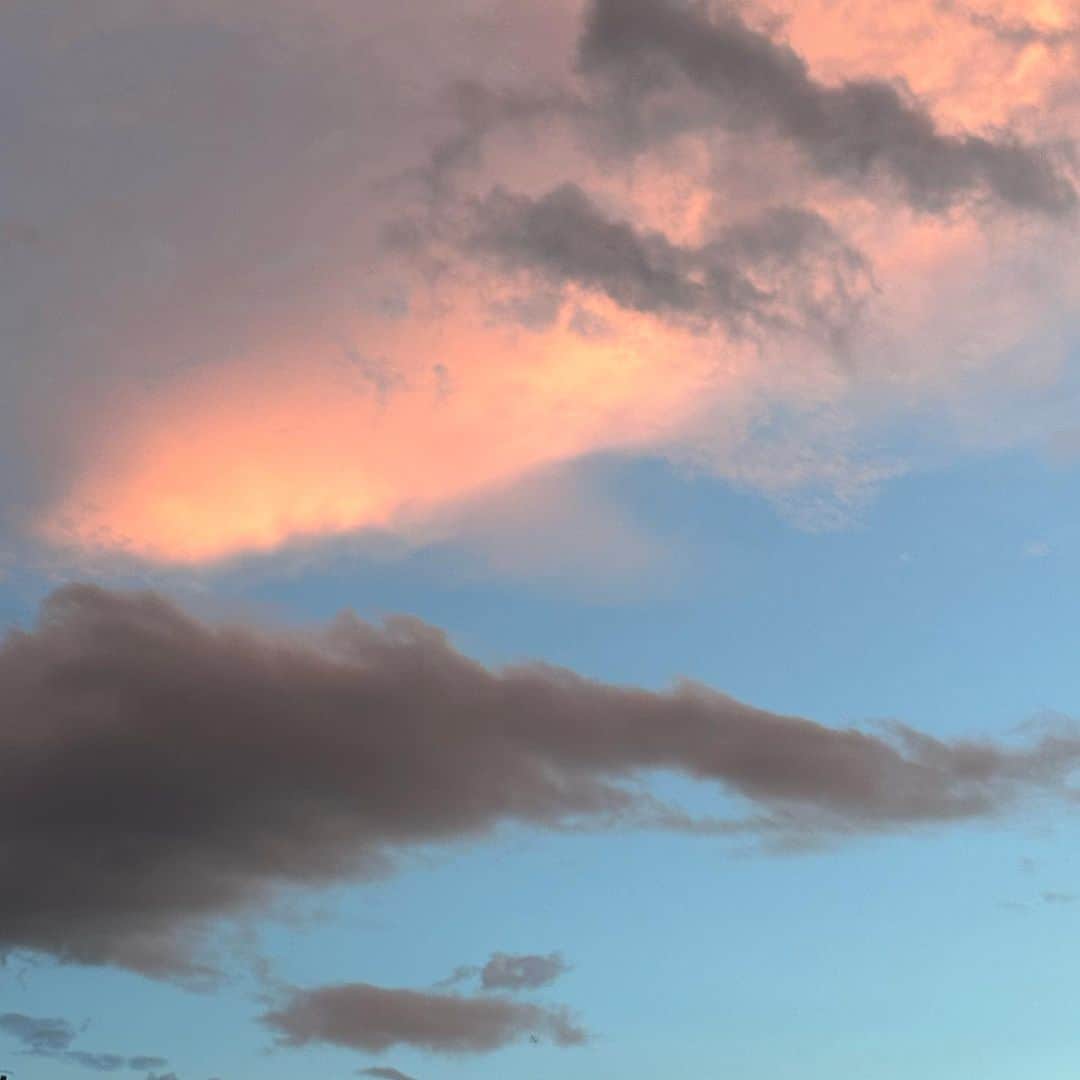 穴井千尋さんのインスタグラム写真 - (穴井千尋Instagram)「. 昨日の空🌆 とっても綺麗だったからここでも共有☺️ . #空 #夕方の空 #福岡 #sky #fukuoka」8月31日 18時59分 - chihiro_anai_official
