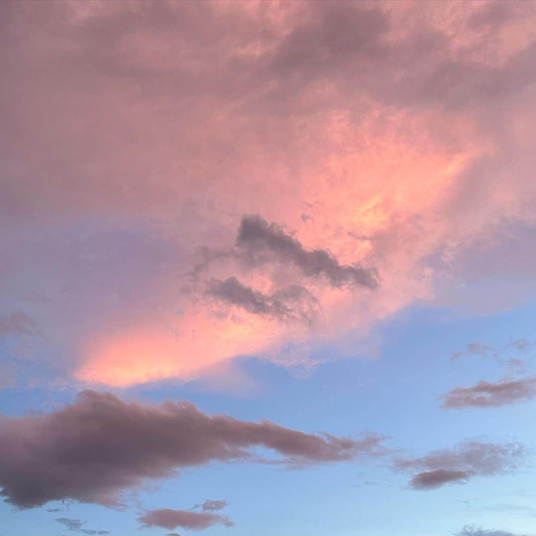 穴井千尋さんのインスタグラム写真 - (穴井千尋Instagram)「. 昨日の空🌆 とっても綺麗だったからここでも共有☺️ . #空 #夕方の空 #福岡 #sky #fukuoka」8月31日 18時59分 - chihiro_anai_official
