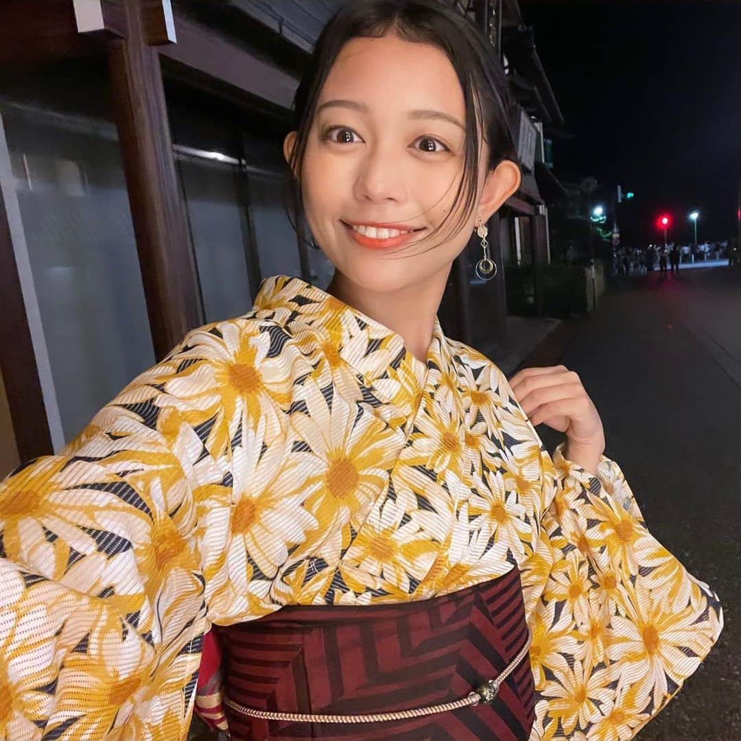 松﨑涼佳のインスタグラム：「まだ暑いですがあっという間に9月🌻  これはとある休日。 夏らしい時間を過ごせた日です🎇🎆  帯の締め方をなんとか思い出しながら数年ぶりに自分で浴衣を着付けました👘 いつか着物も自分で着られるようになりたいなぁなんて考えています  #浴衣 #夏祭り #花火」