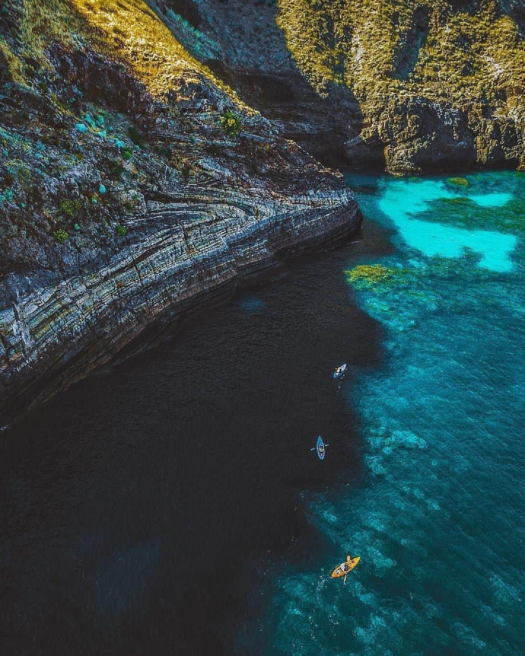 Australiaのインスタグラム：「We'll never tire of these #FleurieuPeninsula blues 💙 We sure wouldn't mind trading places with @itsrowanjames, who captured this stellar shot at @officialfleurieupeninsula's #RapidBay. Nestled amongst rolling green hills and sandy white beaches, you'll find this gem 1.5 hours drive south of Tarntanya (@cityofadelaide) in @southaustralia. Take in the spectacular views from the shore, or paddle out with water @adventurekayakingsa to discover the hidden beaches and sea caves dotted along the coastline 🛶. #SeeAustralia #ComeAndSayGday #SeeSouthAustralia #FleurieuPeninsula」