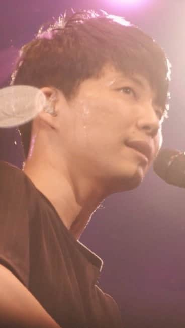 星野源のインスタグラム：「2015年に、1人武道館で弾き語りした「地獄でなぜ悪い」をYouTubeにて公開しました。 この曲を含む全16曲収録のライブ映像集『Gen Hoshino Concert Recollections 2015-2023』が、Netflixにて世界配信中です。この８年間、自分がどんなライブをしてきたのか一発でわかります。”LIGHTHOUSE” を観た人も観てない人も、全員観て欲しいのだ。 #星野源 #地獄でなぜ悪い」