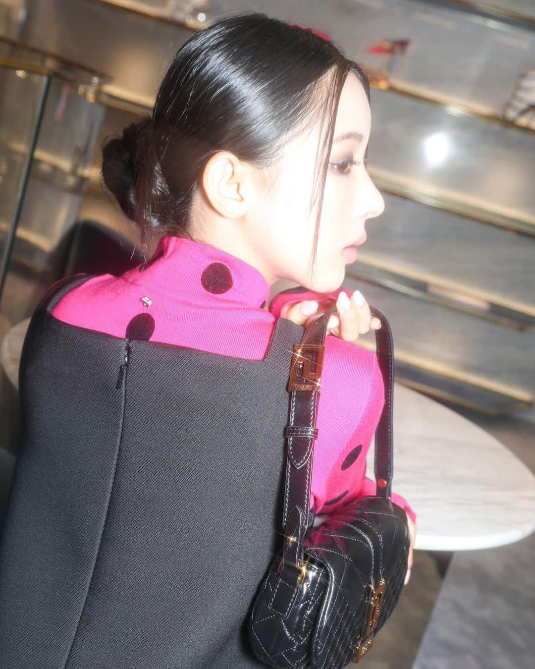 ミチさんのインスタグラム写真 - (ミチInstagram)「今年は久しぶりにミニ丈にハマってます🖤ヴェルサーチェの2023年プレフォールコレクションのニットにブラックドレスをレイヤードして、「グレカ ゴッデス」Greca Goddessのミニバッグを合わせました、とても今の気分🎶💘  @versace #VersacePF23 #SuppliedByVersace」8月31日 19時01分 - mi0306chi