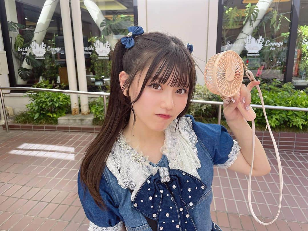 大場結女さんのインスタグラム写真 - (大場結女Instagram)「8月ラストの野外LIVE~!!🎤🦋  今年の夏は手持ち扇風機大活躍だったなー！ ハーフツインにおリボン付けたよ🎀🫧かわいっ?!♡  #ハーフツイン#ツインテール #ハーフツインテール  #リボン #デニム #デニムリメイク  #デニムコーデ  #アイドル #衣装 #LIVE #フェス #Francfranc #夏 #野外ライブ  #Japan #Japanese #japanesegirl  #idol #japaneseidol  #instafashion」8月31日 19時01分 - yume.o__06