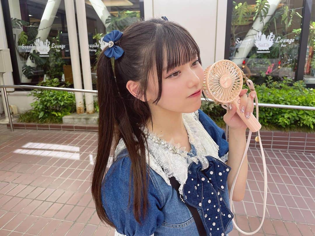 大場結女さんのインスタグラム写真 - (大場結女Instagram)「8月ラストの野外LIVE~!!🎤🦋  今年の夏は手持ち扇風機大活躍だったなー！ ハーフツインにおリボン付けたよ🎀🫧かわいっ?!♡  #ハーフツイン#ツインテール #ハーフツインテール  #リボン #デニム #デニムリメイク  #デニムコーデ  #アイドル #衣装 #LIVE #フェス #Francfranc #夏 #野外ライブ  #Japan #Japanese #japanesegirl  #idol #japaneseidol  #instafashion」8月31日 19時01分 - yume.o__06