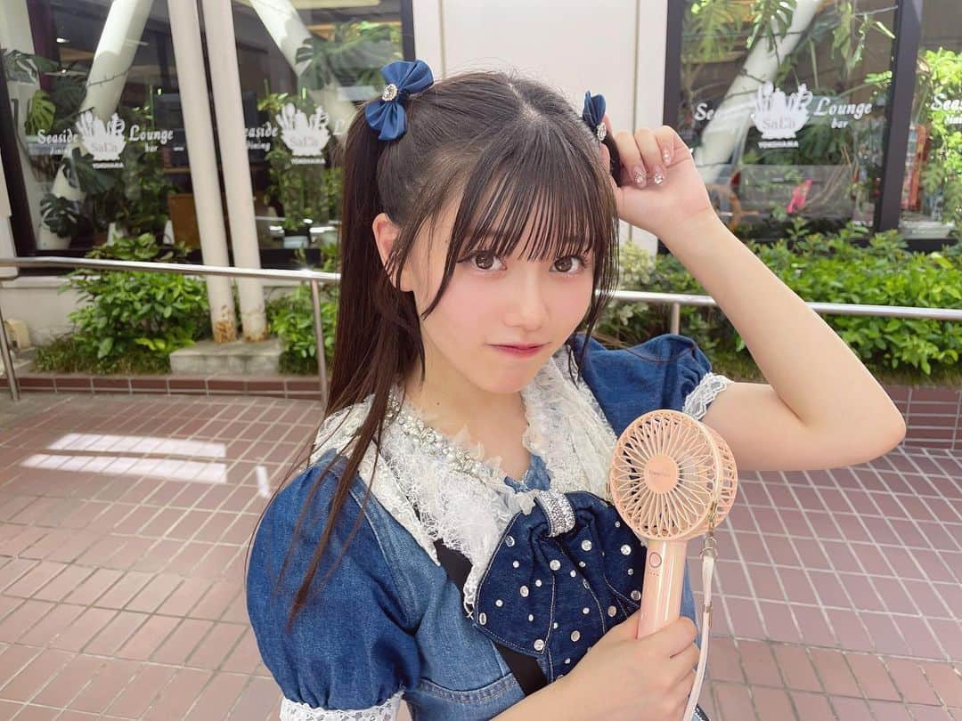 大場結女さんのインスタグラム写真 - (大場結女Instagram)「8月ラストの野外LIVE~!!🎤🦋  今年の夏は手持ち扇風機大活躍だったなー！ ハーフツインにおリボン付けたよ🎀🫧かわいっ?!♡  #ハーフツイン#ツインテール #ハーフツインテール  #リボン #デニム #デニムリメイク  #デニムコーデ  #アイドル #衣装 #LIVE #フェス #Francfranc #夏 #野外ライブ  #Japan #Japanese #japanesegirl  #idol #japaneseidol  #instafashion」8月31日 19時01分 - yume.o__06