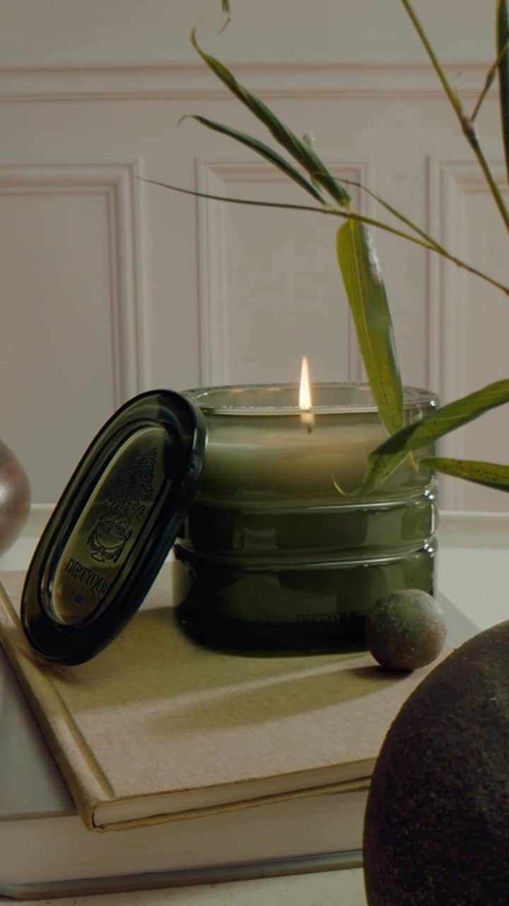 ディプティックのインスタグラム：「Hailing from distant horizons… …the new Les Mondes de Diptyque candle collection reveals the sights and scents of secret and wondrous places. Aesthetically pleasing and sustainable, they can be refilled to last. A stationary journey to embark upon, over and over again. #Diptyque #LesMondesdeDiptyque #PremiumCandles #Candles @cristinacelestino」