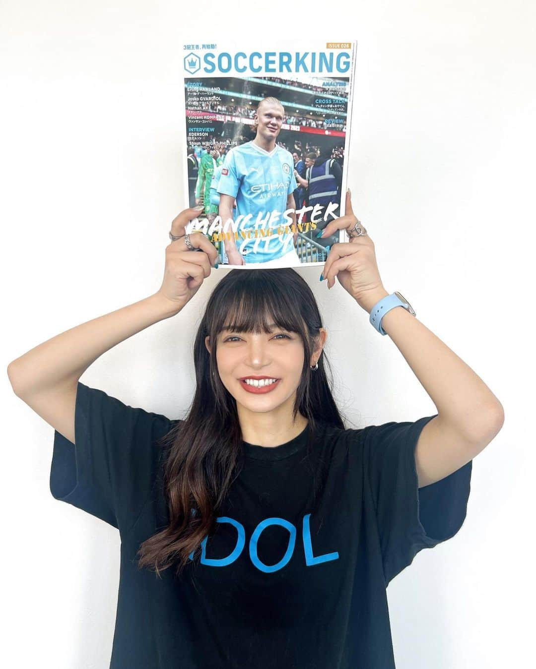 あやてん（島田彩加）のインスタグラム：「8月29日発売のサッカーキングはマンチェスターシティ号⚽️🩵  私とプレチャン伊藤さんとの対談や、シティの選手について伊藤さんとお話したページをたくさん使っていただいています📖✨  もちろんそれは一部で、  マンチェスターシティの「3冠の先にあるもの」や、ハーランド・アケ・エデルソンの特集ページ、そして新加入のグヴァルディオルについて、レジェンドのライトフィリップス、愛しのコンパニについても深掘りされていて読み応えすごいです  ぜひ読んでみてください🙆‍♀️  8月2日発売のエルゴラッソさんでも伊藤さんとの対談ページを載せていただいてます  最近伊藤さんと呼んでいただけること多くてうれしいです🙏ありがとうございますー！  #サッカーキング  #soccerking  #マンチェスターシティ  #mancity  #manchestercityfc」