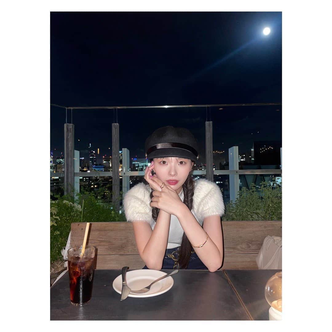 川口ゆりなさんのインスタグラム写真 - (川口ゆりなInstagram)「． ． 月とキャンドルの灯りだけで ディナーを頂くなんて なんて浪漫てぃっくなのかしら🌙 ． #川口の私服  ． ．」8月31日 19時03分 - kawaguchi_yurina_official