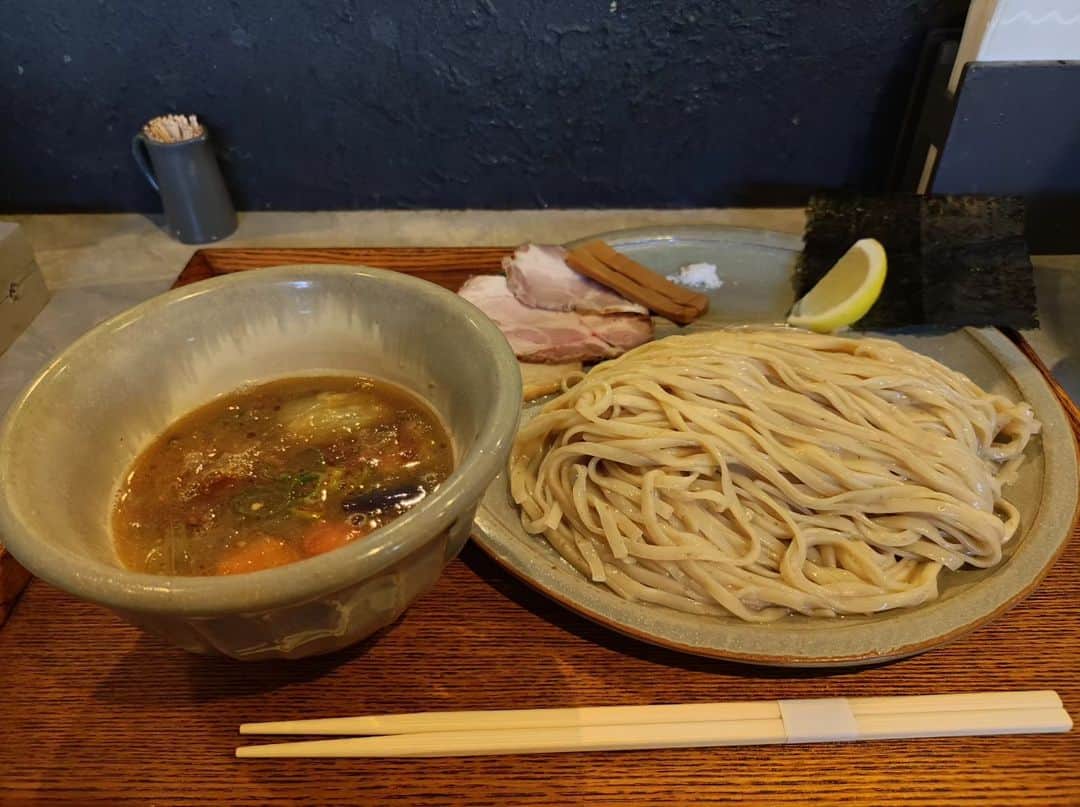つけMen野郎のインスタグラム：「つけめん清濁 Homemade Ramen青麦 つけめん清濁。これでレギュラーメニューコンプかな。清澄と同じ構成で、麺も同じと思われる。つけ汁はタレ強めでらぁめんの時よりも動物出汁は抑えられた感じ。らぁめんから想像するとガッツリ動物魚介なやつかと思っていたのでちょっと違った。今日の昼はワンオペで店員さん大変そうだった。個人的にはらぁめんの方が"らしさ"があって好きなので、また今度らぁめん食べようと思う。」