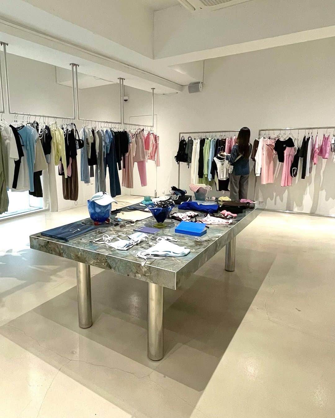 原涼香のインスタグラム：「先月漢南洞にopenした  @rr_restandrecreation に🩵 もともとの店舗はかなり行きにくい場所にあったし 予約制だったから こっちに出来てくれてよかった^. .^ ੭ㅋ ㅤㅤㅤㅤㅤㅤㅤㅤㅤㅤㅤㅤㅤ ちょーどSALEやっててかなり安かった！♡ ㅤㅤㅤㅤㅤㅤㅤㅤㅤㅤㅤㅤㅤ お買い物したら1Fにあるcafeで 50%offでコーヒー買えます☕️♡ ㅤㅤㅤㅤㅤㅤㅤㅤㅤㅤㅤㅤㅤ」