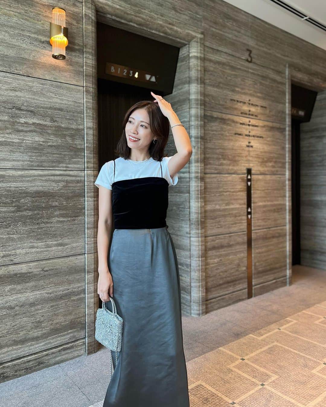 石黒美帆さんのインスタグラム写真 - (石黒美帆Instagram)「昨日の展示会コーデ🤍  ベロア素材のビスチェ シャツとかワンピースと合わせたり‥ 色々着回せそう。☺️  スカートはサスペンダーになる リボン付きで万能なんです❤︎」8月31日 19時13分 - miho_ishiguro