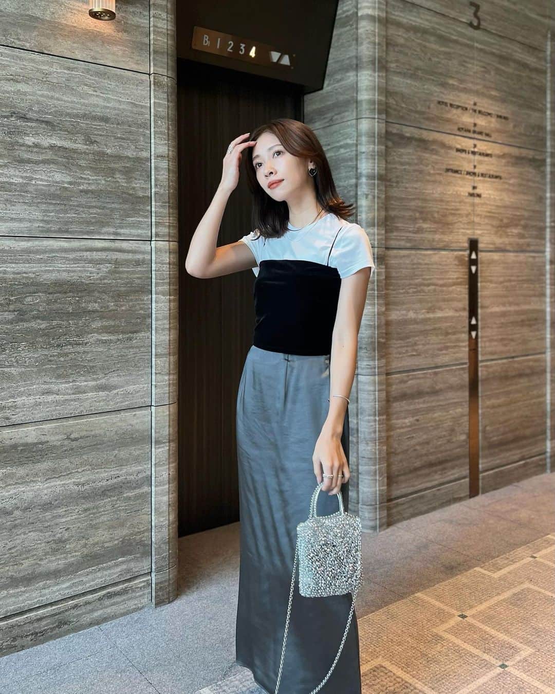 石黒美帆のインスタグラム：「昨日の展示会コーデ🤍  ベロア素材のビスチェ シャツとかワンピースと合わせたり‥ 色々着回せそう。☺️  スカートはサスペンダーになる リボン付きで万能なんです❤︎」