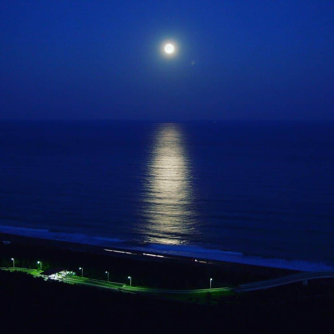 フェニックス・シーガイア・リゾートさんのインスタグラム写真 - (フェニックス・シーガイア・リゾートInstagram)「今日は #満月 前回に続き、あいにくのお天気で #月の道 がご覧いただけませんので写真で「月の道」をお届けします🌕 来月の満月の日（9/29）は晴れますように・・・  ＜月の道＞ 満月の夜、シェラトン・グランデ・オーシャンリゾートの客室から、満月が太平洋に映し出す美しく幻想的な「月の道」をご覧いただけます。 それは時を忘れてしまうくらい美しく、心奪われてしまう絶景。 東側に雄大な海のロケーションが広がり、その間近に建つ高層ホテルだからこそ生まれる情景です。  詳しくは「シーガイア　月の道」で検索を  #シーガイア #シェラトングランデオーシャンリゾート #月の道 #絶景シーガイア #宮崎の絶景 #リゾートなひととき」8月31日 19時05分 - seagaia_official