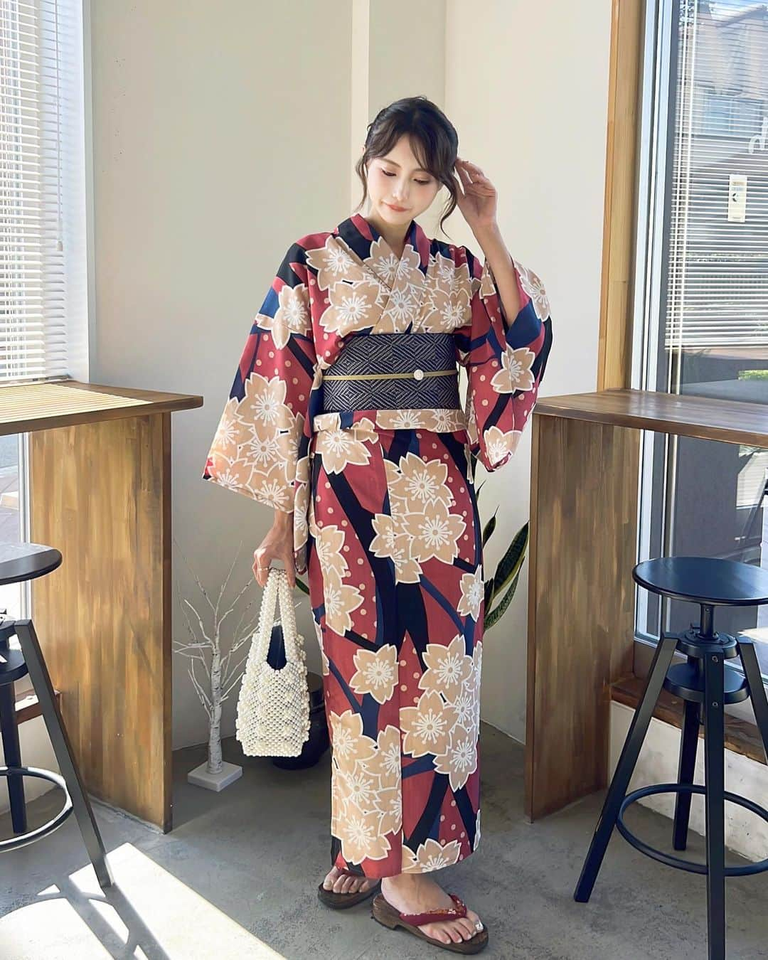 高崎モモコ さんのインスタグラム写真 - (高崎モモコ Instagram)「花火大会の日のコーデ👘 . . 赤い着物着たの子供の時ぶりかも😳笑 どうですかね？🥺  . #大阪花火大会#関西花火大会 #猪名川花火大会#花火大会#花火#夏の終わり#浴衣#浴衣女子#浴衣ヘアセット#花火大会🎆#hanabi#着物ヘアセット#着物女子#シニヨンアレンジ#韓国カフェ#シニヨンヘア#浴衣ヘア#関西サロモ#関西サロンモデル#関西サロモ#japanesegirl#大阪サロモ#ヘアセット#アップスタイル#ヘアスタイル#ゆかた女子#着物デート#浴衣アレンジ#浴衣帯結び」8月31日 19時09分 - momoko_takasaki