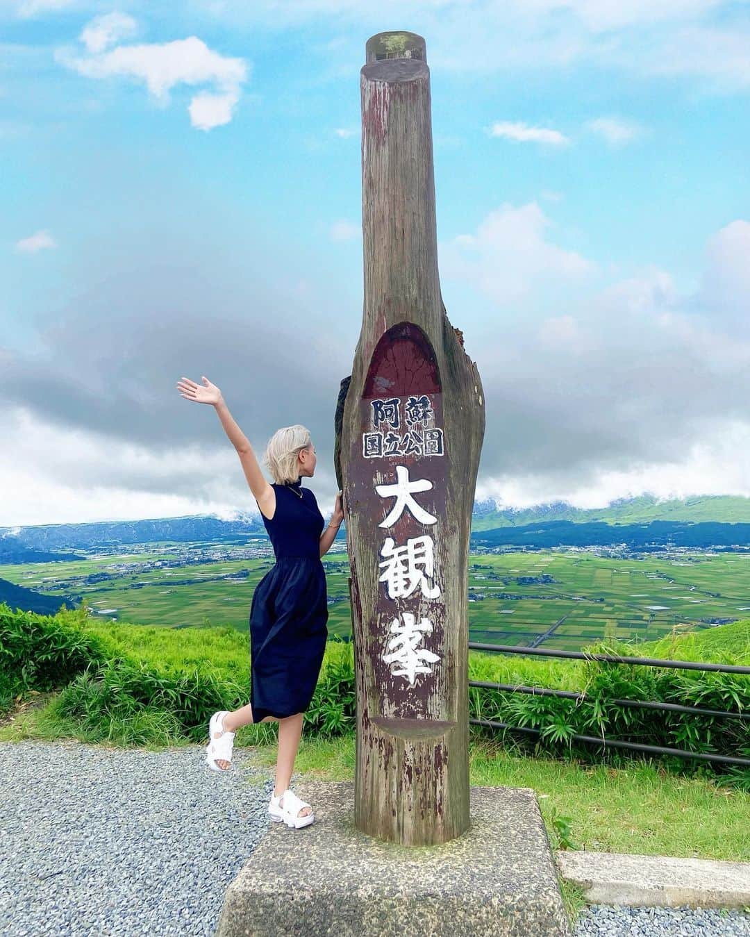 橘りあさんのインスタグラム写真 - (橘りあInstagram)「君の名はみたいに山で囲われた街🗻⋆* . 調べたらやっぱり似てるって言われてるらしい🙄!! その辺に🐮さんとか沢山いたww . . #阿蘇山 #阿蘇観光」8月31日 19時09分 - ria.217