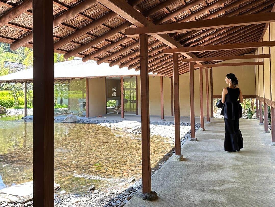 大田由香梨さんのインスタグラム写真 - (大田由香梨Instagram)「そうです。 ここは天国です🌾🕊(笑)  熊本県小国町で、三世代に渡り林業を営む穴井さん　@shunsuke_anai  @anaiwood  が、今年作り上げた美しい建物  @kissa_takenokuma   1年前にここに訪れた時に、完成したら必ず参りますと約束をしており、ちょうど一年後。この場所へ戻ってくることができました。  長い時間をかけて。 愛されることを約束されたこの空間。  建物でありながら、風土と文化と景観、技術、在り方さえも守りたいと思わせてくれる、力強さと奥ゆかしさは、本当に圧巻でございます。  私たちがこの世界から消えたとしても、続く物語。  なんて美しいのでしょう🕊  日本を旅をしていると森の奥深くまで綺麗に植えられた「杉」の多さにびっくりします。  最近では、間伐材や花粉という言葉で、杉の木が登場することが多いですが、  先人の方々が「豊かな未来」を信じて、努力を重ねて植た杉の木が作り出す景色。  信じきれなかったのは何故なのでしょうか？  穴井さんは先人の願いをしっかりと受け取り。豊かな世界を作り出しています。  お祖父様が植えた杉の木を倒し。そして未来のためにまた植える。  木材の乾燥は地熱で行い、 美しい建物はもちろんのこと、屋根の裏には杉の皮。枝は精油となり、粕は農地の肥料に。  小国の杉は、愛されており。  愛すれば全てが輝き宝となる🤲🏻  とても豊かな時間でした🕊  穴井さん、改めておめでとうございます。また、ゆっくりと🍵  @daichi_1127  @yamaguchi_senna  @koheimatsuda1980」8月31日 19時11分 - otayukari