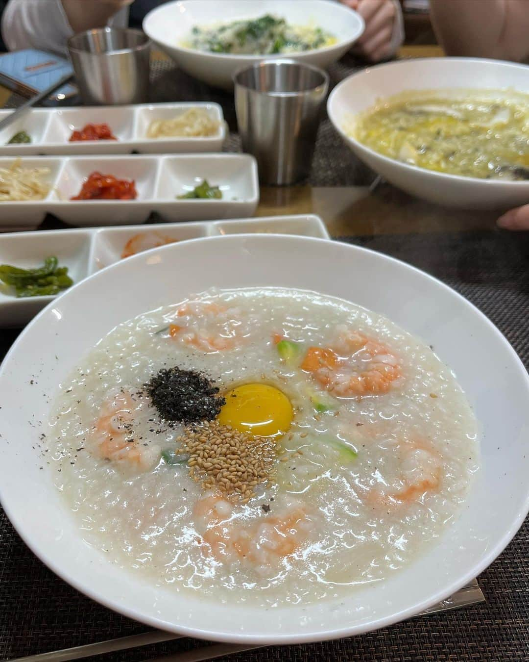 兼田日向子さんのインスタグラム写真 - (兼田日向子Instagram)「🇰🇷 爆食韓国旅 家族５人で爆食韓国旅してきたよ😚 どこも美味しかったけど、 個人的おすすめは、2、4、6枚目のお店…🤍 またすぐ韓国行きたい🥺 . . . . ①#소나 #sona  #カロスキル にあるカフェで オシャレで可愛いし、スイーツもちゃんと美味しい☺️  ②#명동교자 #明洞餃子  何な沁みすぎた😂笑  ③#서원 #瑞源  牡蠣お粥が有名なお店で朝ごはんにぴったり。 私的には海老のお粥の方が好みの味だった🫢🦐  ④#대통령삼겹살 #竹統領サムギョプサ# ル東大門店  東大門でお買い物したあとに。竹でスモークしてる（たぶん）豚肉が美味しくて、家族みんな大満足🥰  ⑤#큰기와집 #クンキワチッ ミシュランを獲得している有名がホント美味しかった…🦀  ⑥#이채카페　#イチェカフェ  古民家みたいな、落ち着くカフェ。 ドリンクもデザートもどこかあたたかみがあってお気に入り🤭 日本語ができるイケメンのお兄さんもいたよ🤍笑  最後に、ずっと雨だったから、姉と妹とてるてる坊主作ったから記念に🤣笑 . . . #韓国旅行#韓国#明洞#韓国グルメ#韓国カフェ#韓国情報#サムギョプサル#カンジャンケジャン#マンドゥ#明洞#ケジャンビビンバ」8月31日 19時11分 - hinako523_k