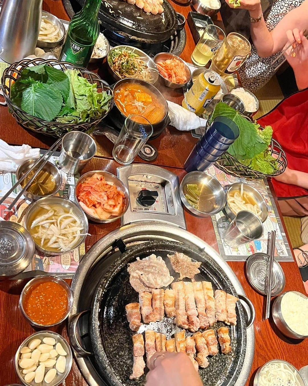 兼田日向子さんのインスタグラム写真 - (兼田日向子Instagram)「🇰🇷 爆食韓国旅 家族５人で爆食韓国旅してきたよ😚 どこも美味しかったけど、 個人的おすすめは、2、4、6枚目のお店…🤍 またすぐ韓国行きたい🥺 . . . . ①#소나 #sona  #カロスキル にあるカフェで オシャレで可愛いし、スイーツもちゃんと美味しい☺️  ②#명동교자 #明洞餃子  何な沁みすぎた😂笑  ③#서원 #瑞源  牡蠣お粥が有名なお店で朝ごはんにぴったり。 私的には海老のお粥の方が好みの味だった🫢🦐  ④#대통령삼겹살 #竹統領サムギョプサ# ル東大門店  東大門でお買い物したあとに。竹でスモークしてる（たぶん）豚肉が美味しくて、家族みんな大満足🥰  ⑤#큰기와집 #クンキワチッ ミシュランを獲得している有名がホント美味しかった…🦀  ⑥#이채카페　#イチェカフェ  古民家みたいな、落ち着くカフェ。 ドリンクもデザートもどこかあたたかみがあってお気に入り🤭 日本語ができるイケメンのお兄さんもいたよ🤍笑  最後に、ずっと雨だったから、姉と妹とてるてる坊主作ったから記念に🤣笑 . . . #韓国旅行#韓国#明洞#韓国グルメ#韓国カフェ#韓国情報#サムギョプサル#カンジャンケジャン#マンドゥ#明洞#ケジャンビビンバ」8月31日 19時11分 - hinako523_k